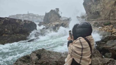 Amasra ilçesinde yaşanan şiddetli rüzgar nedeniyle Karadeniz kıyılarında 3 metreyi