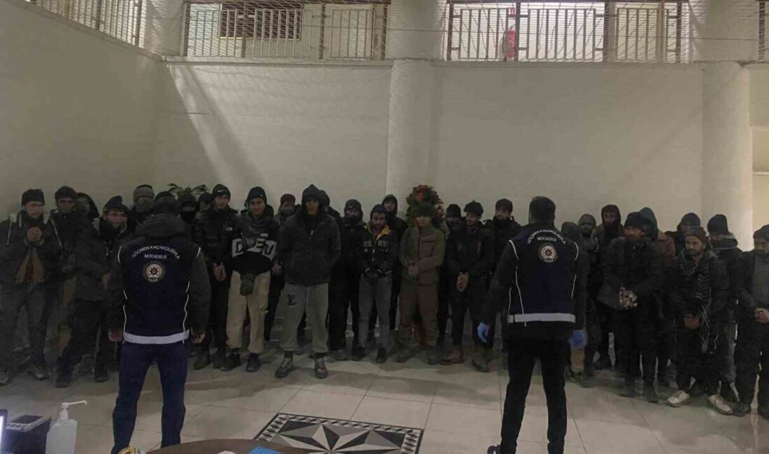 Amasya Emniyet Müdürlüğü ekipleri, şüpheli buldukları bir tırı Amasya merkez