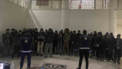 Amasya Emniyet Müdürlüğü ekipleri, şüpheli buldukları bir tırı Amasya merkez