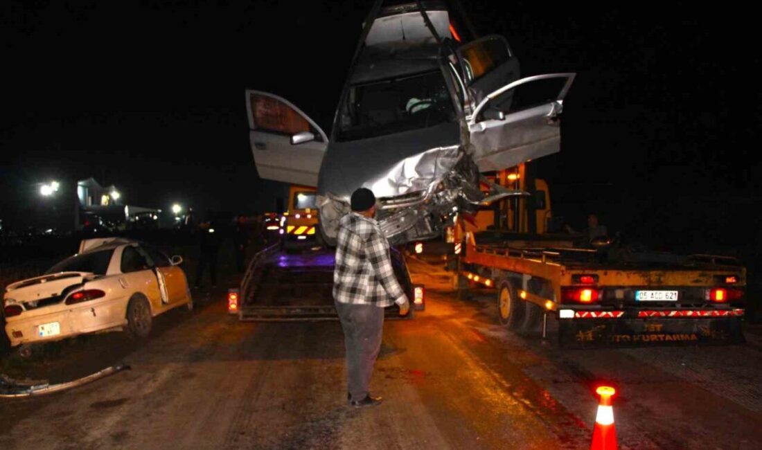 Amasya’da iki otomobilin karşı karşıya çarpışması sonucu meydana gelen kazada