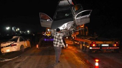 Amasya’da iki otomobilin karşı karşıya çarpışması sonucu meydana gelen kazada