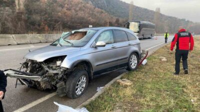 Amasya’da seyir halindeyken lastiği patlayan bir otomobil kontrolden çıkarak takla