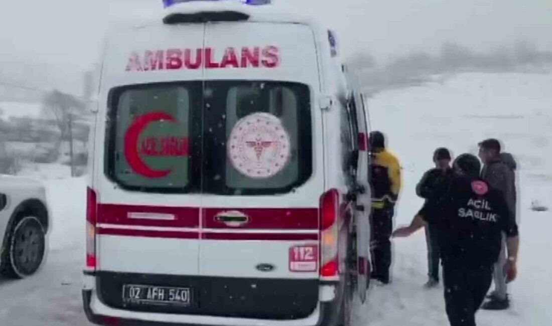 Adıyaman’da, ambulansın kara saplanması sonucu mahsur kalan bir hasta, belediye