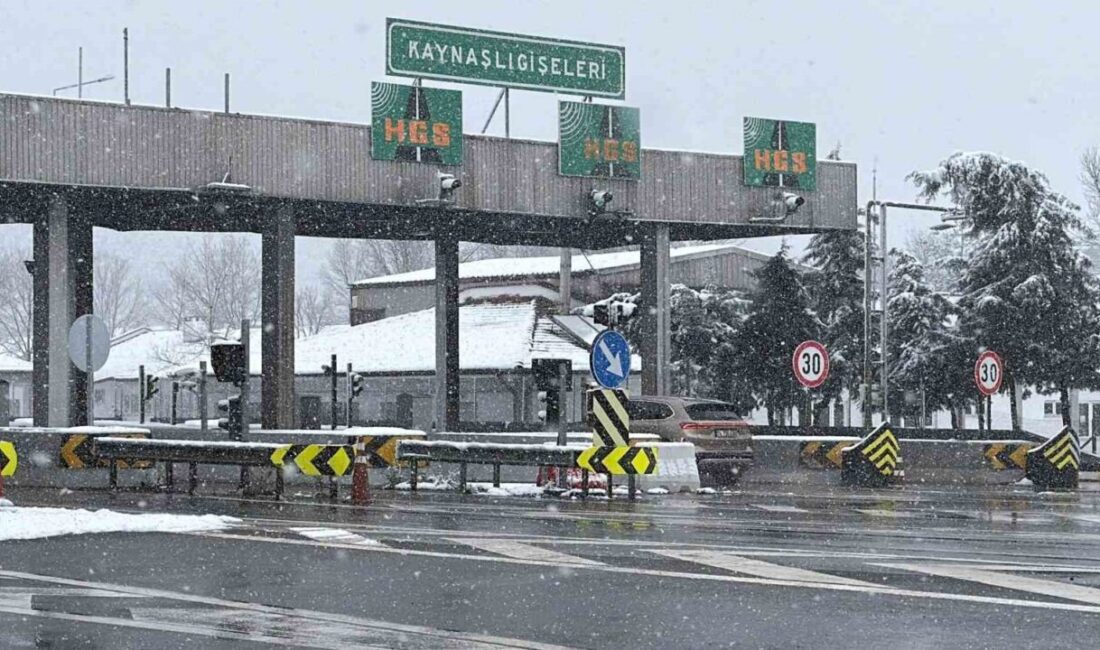Düzce’de şiddetli kar yağışı sonucu Anadolu Otoyolu Bolu Dağı geçişinde
