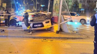 Ankara’nın Çankaya ilçesinde bir otomobilin sürücüsü kontrolden çıkarak bir motosikletle