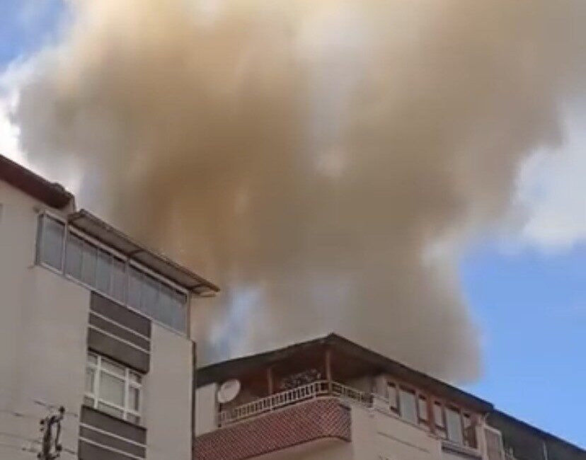 Ankara’nın Etimesgut ilçesinde bir binanın çatısında meydana gelen yangın, çevre