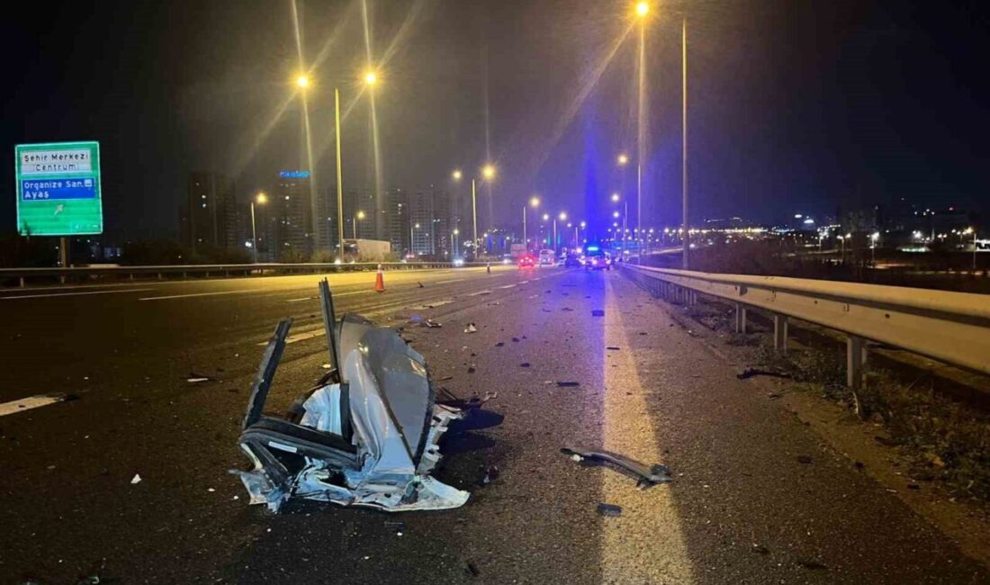 Ankara Çevreyolu’nda meydana gelen bir kaza sonucunda bir otomobil bir