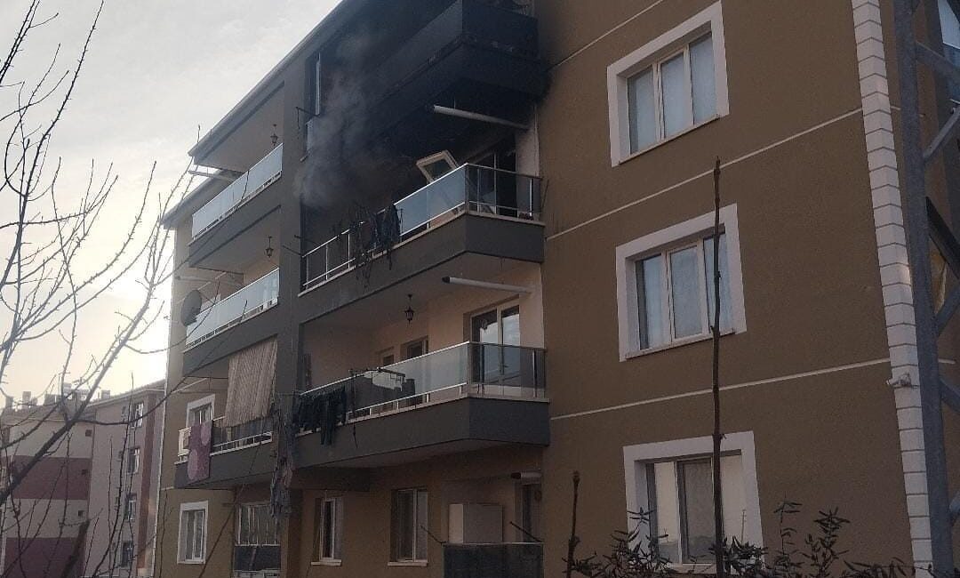 Çubuk ilçesinde bulunan bir apartman dairesinde meydana gelen yangın büyük