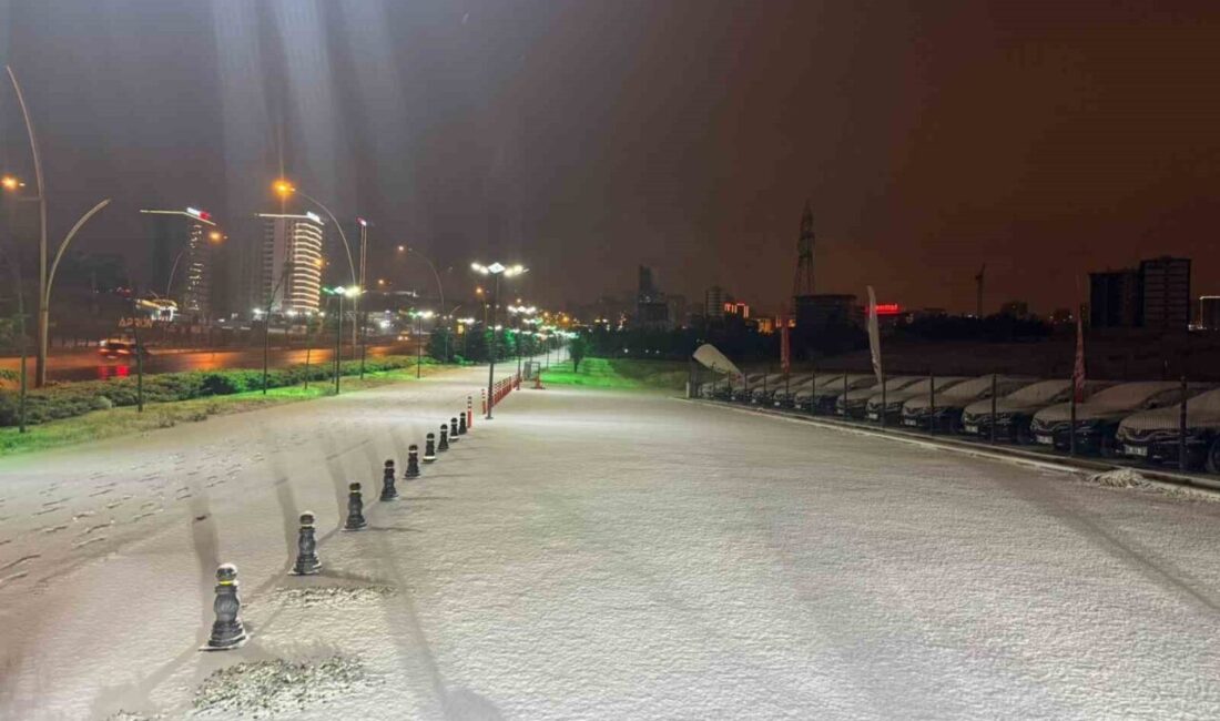 Ankara’da geceleyin başlayan kar yağışı etkisini gösterdi. Meteoroloji Genel Müdürlüğü’nün