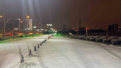 Ankara’da geceleyin başlayan kar yağışı etkisini gösterdi. Meteoroloji Genel Müdürlüğü’nün