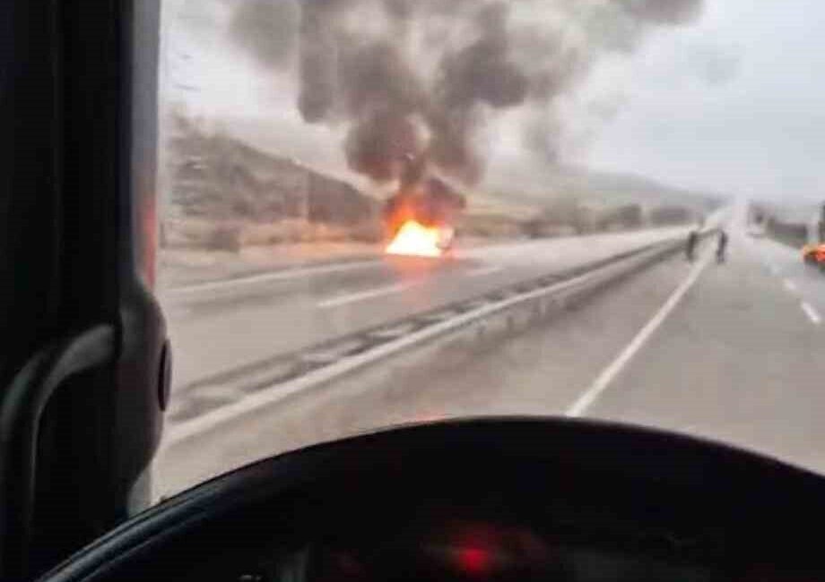 Ankara’da, Çankırı Bulvarı üzerinde seyir halinde olan bir araç alev