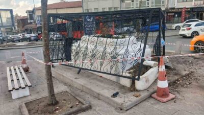 Ankara’nın Altındağ ilçesinde bulunan Tezveren Sultan Türbesi’ne bir araç çarptı.
