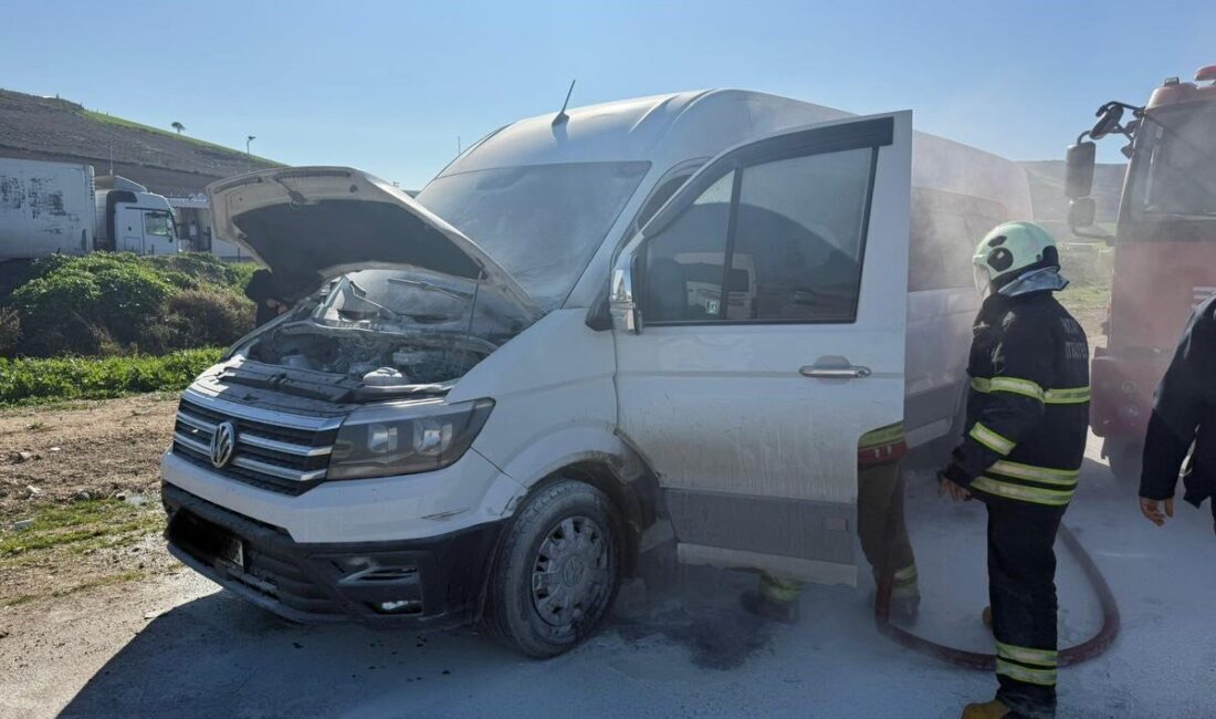 Hatay’ın Antakya ilçesine bağlı Narlıca Mahallesi’nde seyir halindeki bir minibüs,