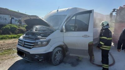 Hatay’ın Antakya ilçesine bağlı Narlıca Mahallesi’nde seyir halindeki bir minibüs,