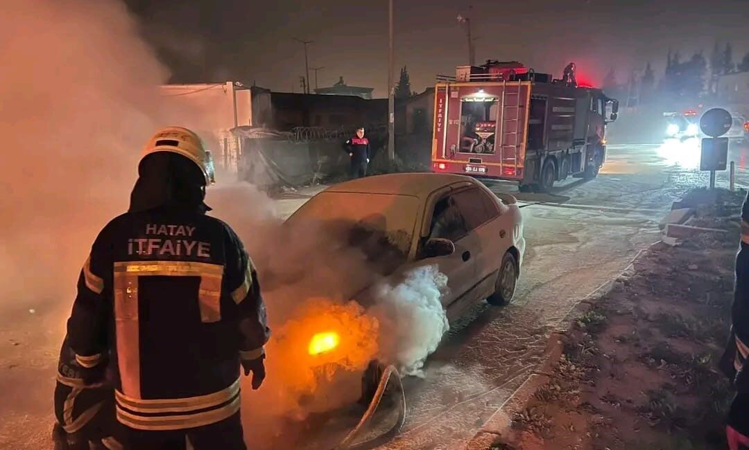 Antakya ilçesinde bir otomobilde meydana gelen yangın, itfaiye ekipleri tarafından
