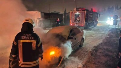 Antakya ilçesinde bir otomobilde meydana gelen yangın, itfaiye ekipleri tarafından