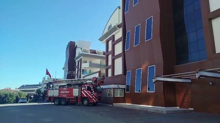Manavgat ilçesindeki lüks bir otelde meydana gelen yangın paniğe sebep
