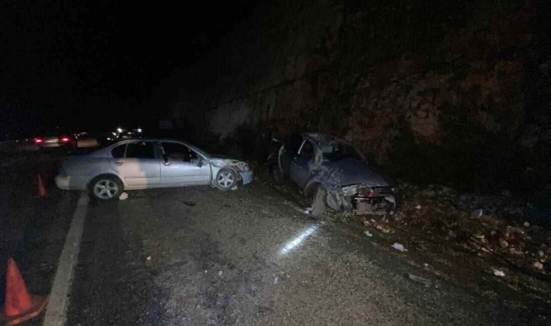 Antalya’nın Turunçova-Elmalı yolu üzerinde meydana gelen trafik kazasında, iki otomobilin