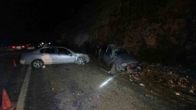Antalya’nın Turunçova-Elmalı yolu üzerinde meydana gelen trafik kazasında, iki otomobilin