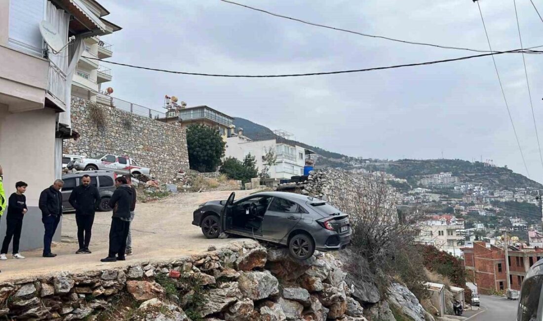 Alanya ilçesinde bir SUV aracın geri manevra yaparken yaşadığı kaza