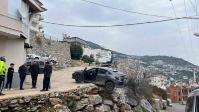 Alanya ilçesinde bir SUV aracın geri manevra yaparken yaşadığı kaza