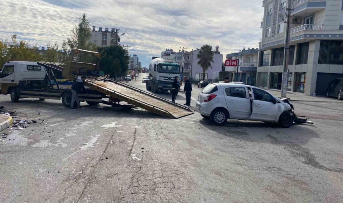 Serik ilçesinde meydana gelen trafik kazasında, bir hafif ticari araç