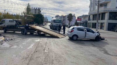 Serik ilçesinde meydana gelen trafik kazasında, bir hafif ticari araç