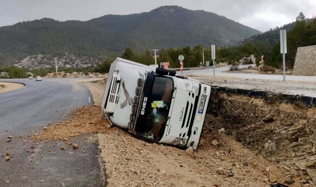 Antalya’nın Akseki ilçesinde bir kamyonun kontrolünden çıkarak devrilmesi sonucunda meydana