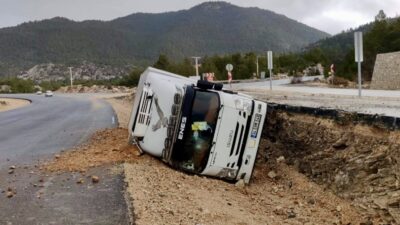 Antalya’nın Akseki ilçesinde bir kamyonun kontrolünden çıkarak devrilmesi sonucunda meydana