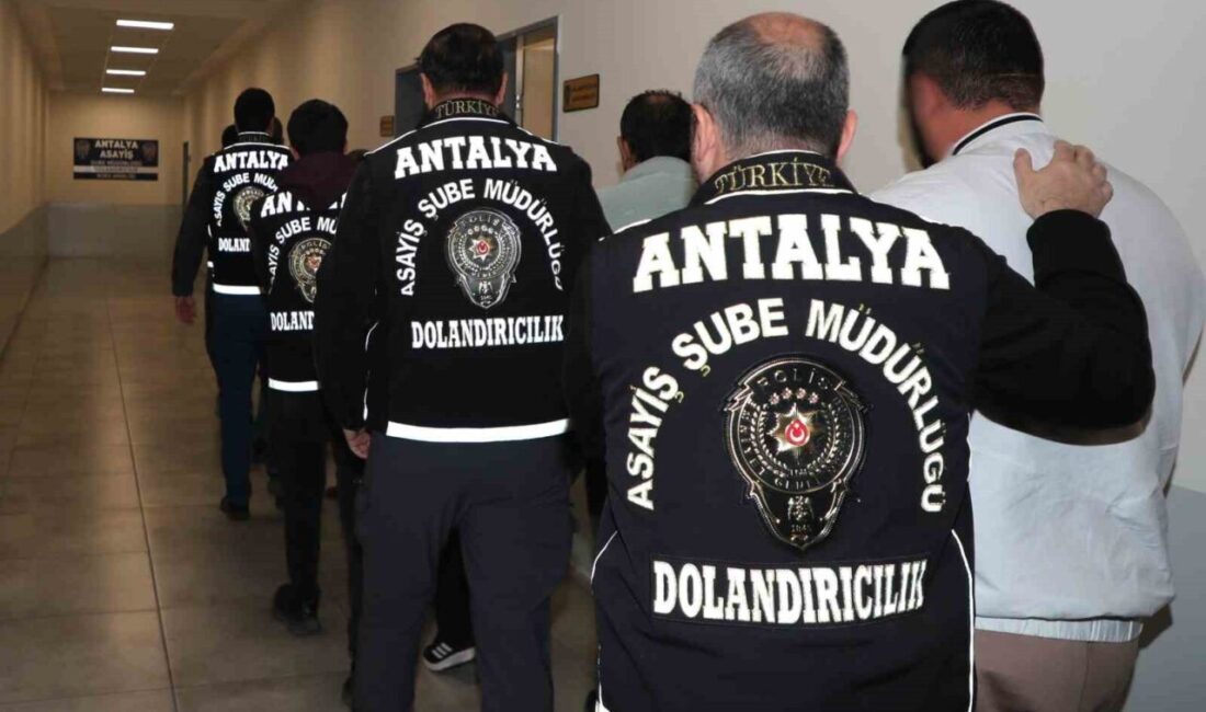Antalya’da polis tarafından gerçekleştirilen operasyonda, kendilerini polis olarak tanıtarak 3