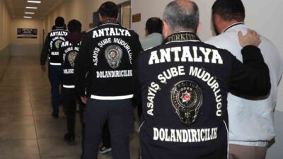Antalya’da polis tarafından gerçekleştirilen operasyonda, kendilerini polis olarak tanıtarak 3