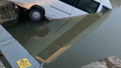 Serik ilçesinde meydana gelen olayda, bir minibüs sürücüsünün kontrolünden çıkarak