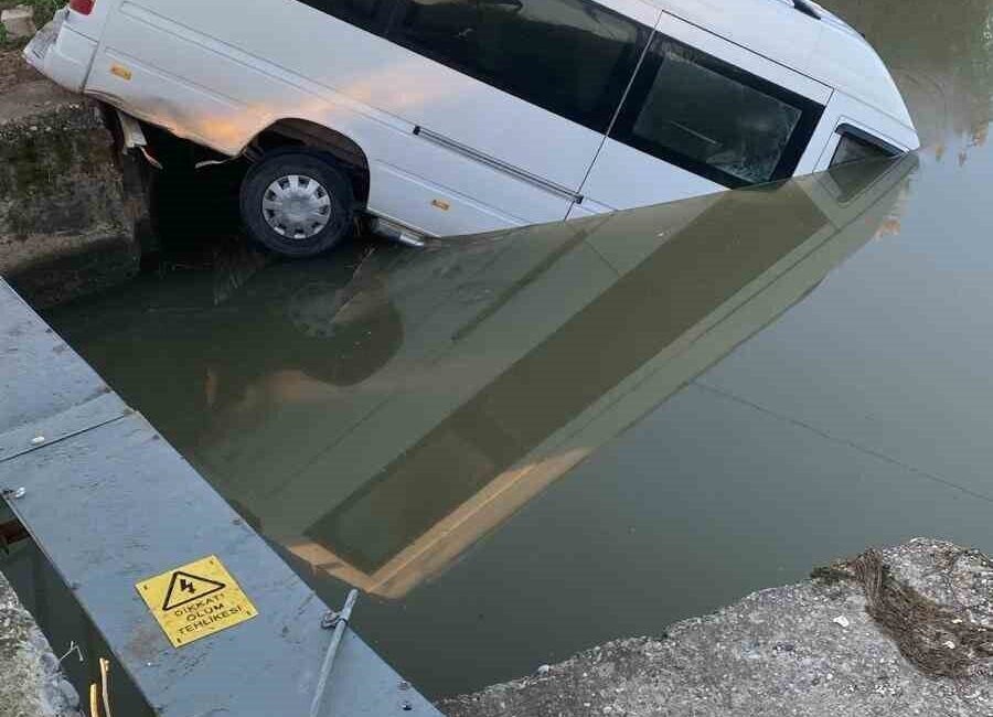 Serik ilçesinde meydana gelen olayda, bir minibüs sürücüsünün kontrolünden çıkarak