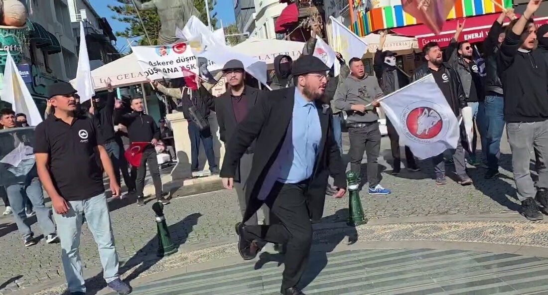 Antalya’da Muratpaşa ilçesinde Yörükeli Hareketi üyeleri, çözüm sürecine tepki göstermek