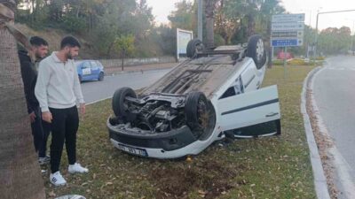 Manavgat ilçesinde bir otomobilin kavşağa yaklaşırken refüj bordürüne çarpması sonucu