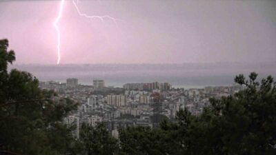 Antalya’da Meteoroloji Bölge Müdürlüğü’nün sarı kod uyarısının ardından öğleden sonra