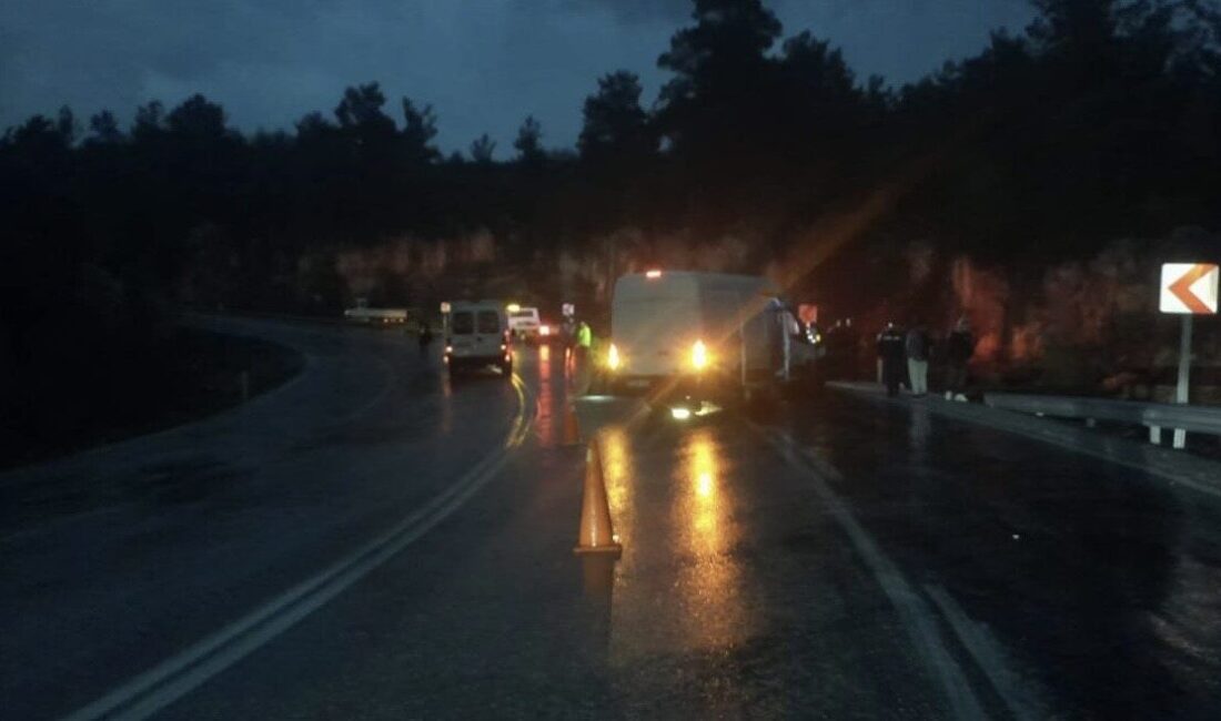 Akseki ilçesinde meydana gelen trafik kazasında, bir otomobil ile hafif