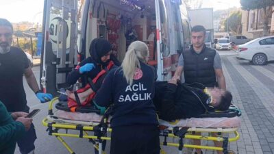 Manavgat ilçesinde alt geçidin önünde U dönüşü yapan bir otomobil