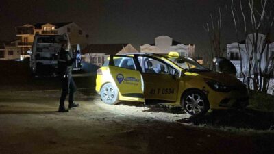 Kocaeli’nin İzmit ilçesinde taksici Emre Bayram’ı öldüren komşusu, mahkemeye çıkarıldı.