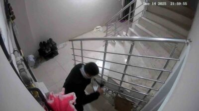 Manisa’nın Turgutlu ilçesinde apartman dairelerinin önlerinden ayakkabıların çalınması, mahalle sakinlerinde