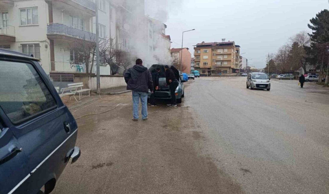 Afyonkarahisar’da, bir otomobilin motor kısmında çıkan yangın, çevredeki vatandaşların yardımıyla