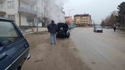 Afyonkarahisar’da, bir otomobilin motor kısmında çıkan yangın, çevredeki vatandaşların yardımıyla