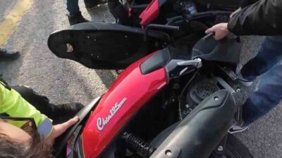 Eskişehir’deki bir kaza sonucunda motosiklet, aracın altına sıkıştı ancak olay