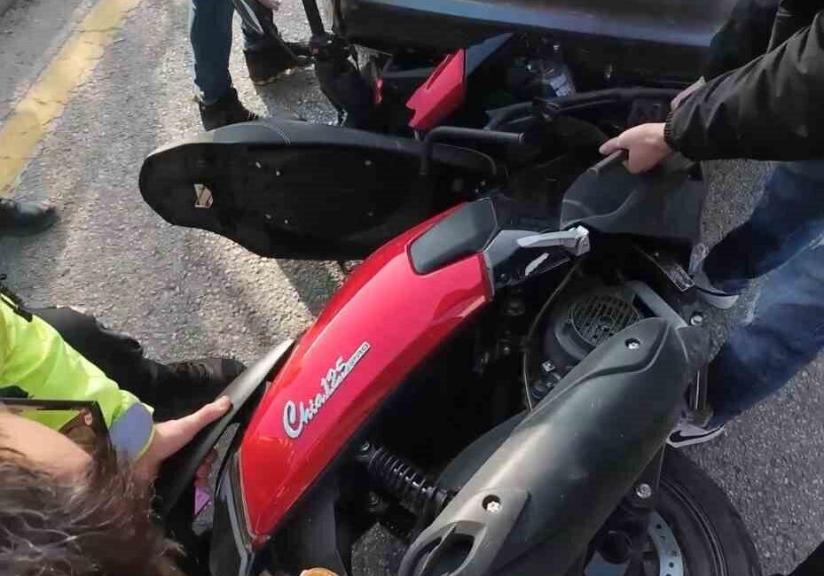 Eskişehir’deki bir kaza sonucunda motosiklet, aracın altına sıkıştı ancak olay