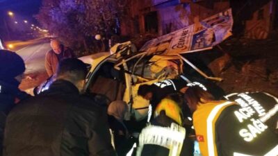 Nazilli ilçesinde ağaca çarpan bir otomobilin içindeki yaralı sürücü, itfaiye