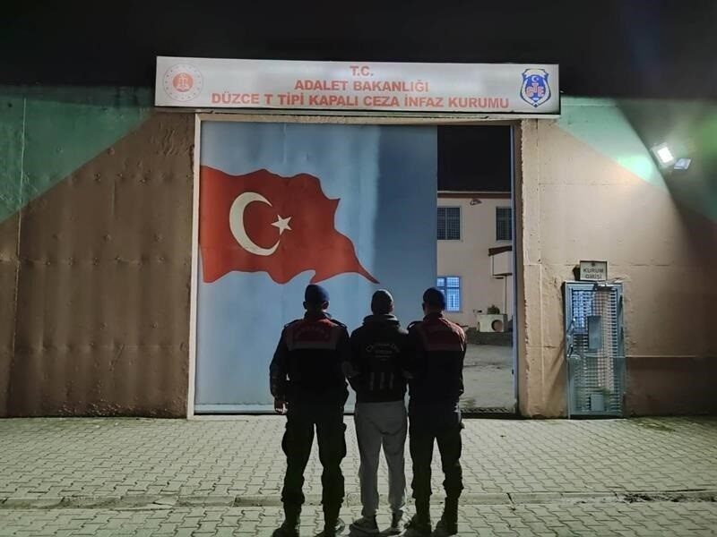 Düzce İl Jandarma Komutanlığı ekipleri, aranan şahısların yakalanmasına yönelik operasyonlarını