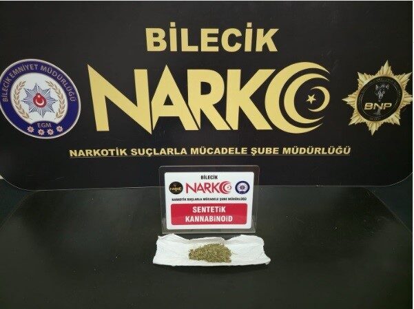 Bilecik’te aranması bulunan bir yabancı, uyuşturucu madde bulundurmak suçundan yakalandı.