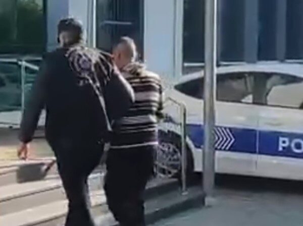 İzmir Seferihisar ilçesinde gerçekleştirilen bir operasyonda, gece vakti yağma suçundan
