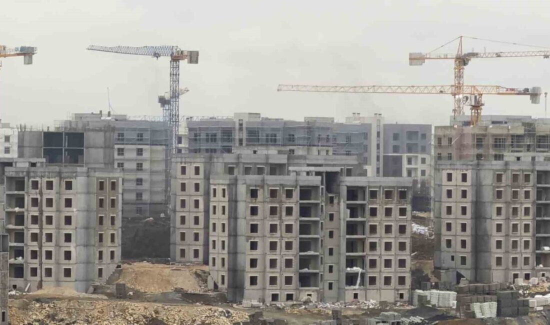 İstanbul’un Arnavutköy ilçesinde bir konut projesi inşaatında çalışan bir işçi,
