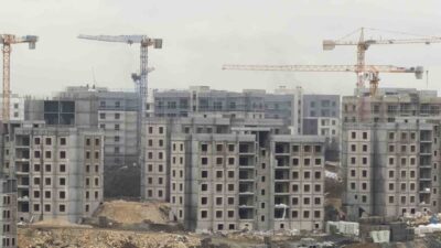 İstanbul’un Arnavutköy ilçesinde bir konut projesi inşaatında çalışan bir işçi,